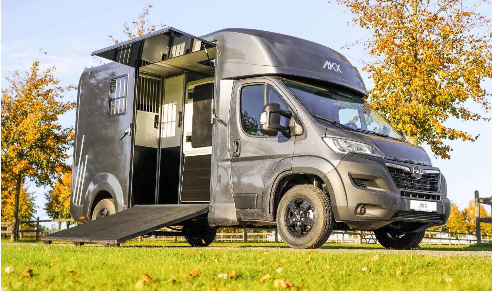 AKX 2 Horse Opel Movano, előlnézetből