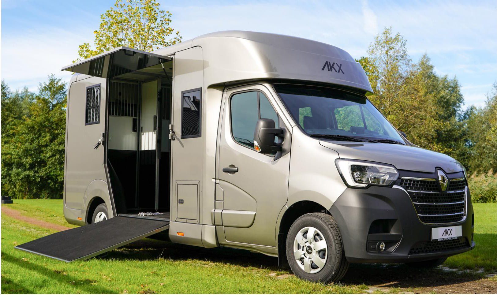 AKX 2 Horse Renault Master, előlnézetből