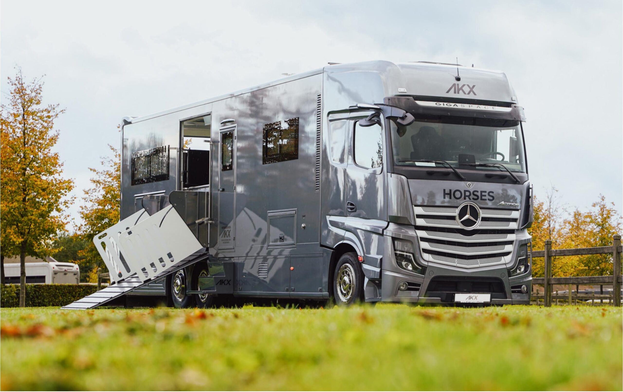 AKX Mercedes Actros L 2551 lószállító teherautó