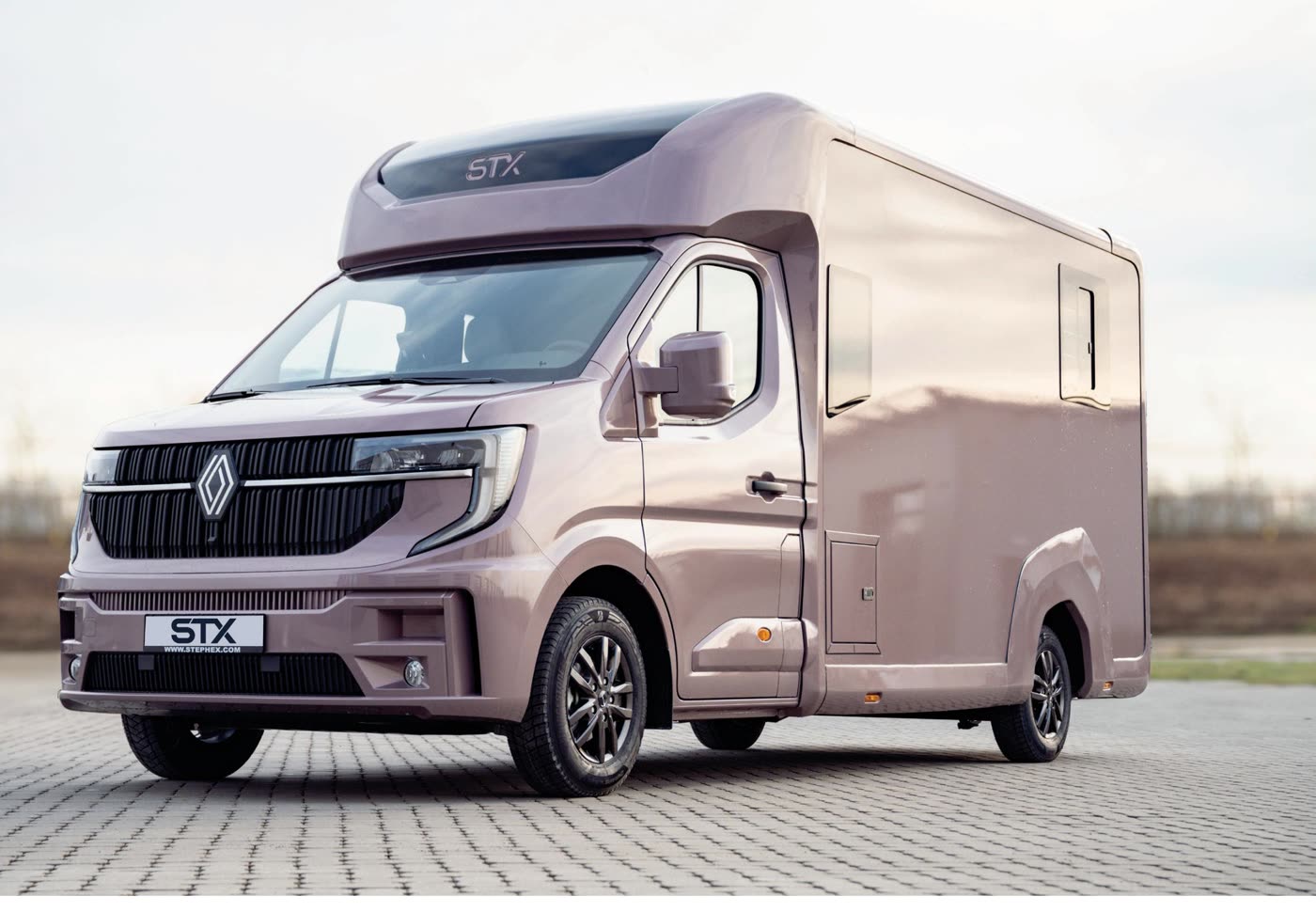 STX 2 Horse elölről, kockakő felhajtón