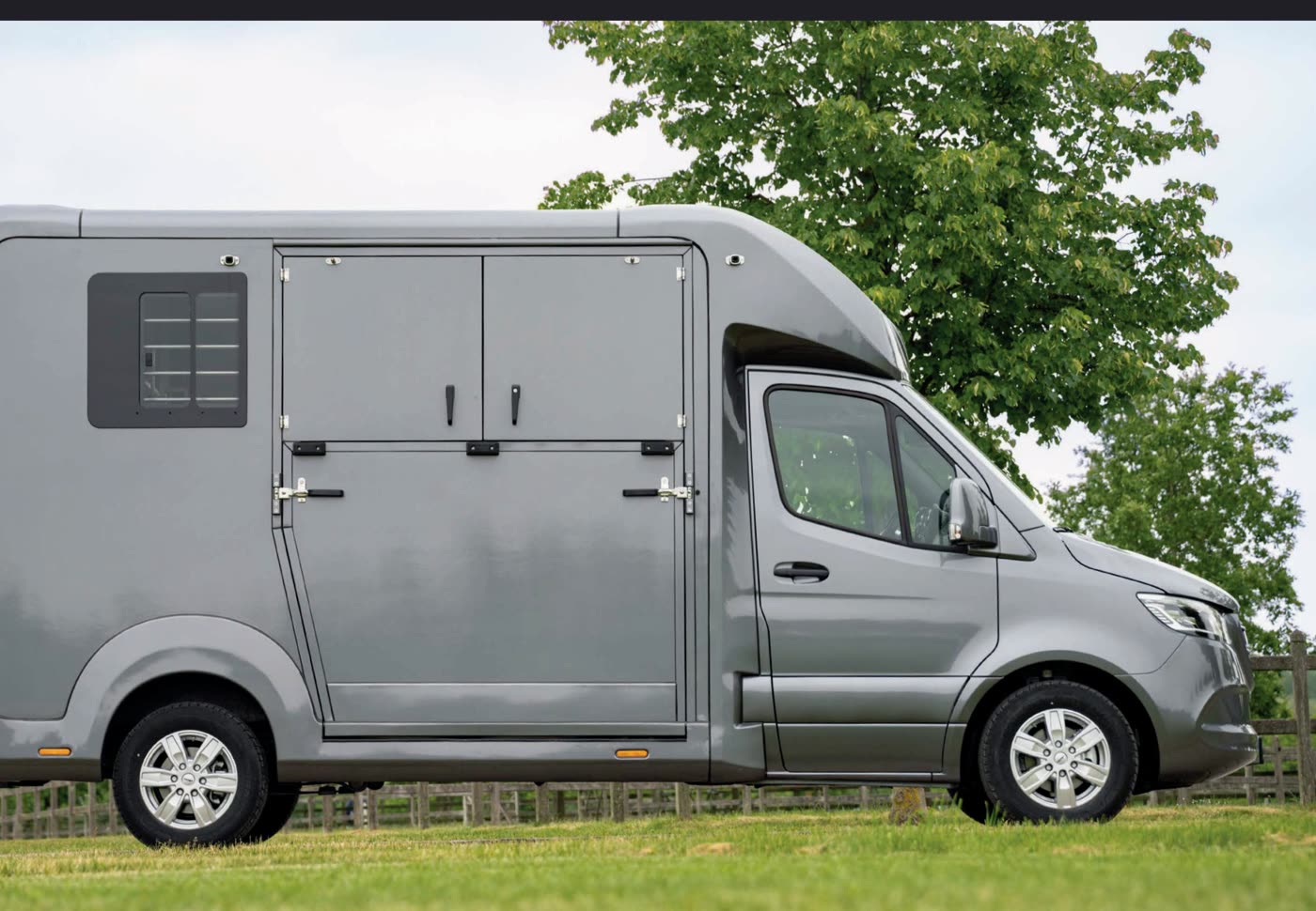 STX 2 Horse Mercedes alvázon, oldalnézetből