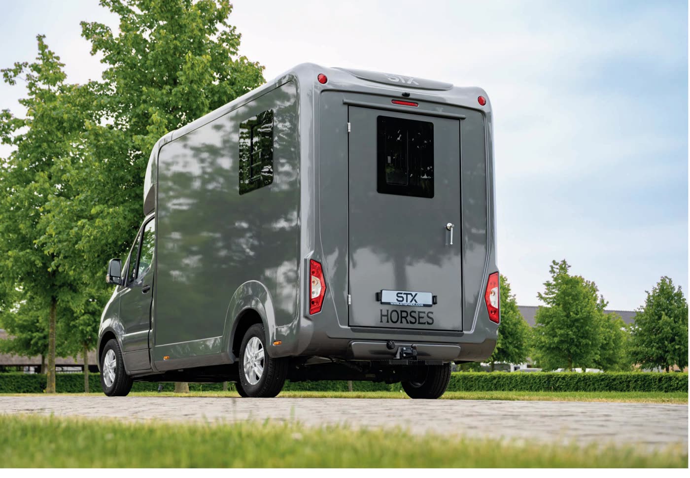 STX 2 Horse Mercedes hátulról, kék éggel