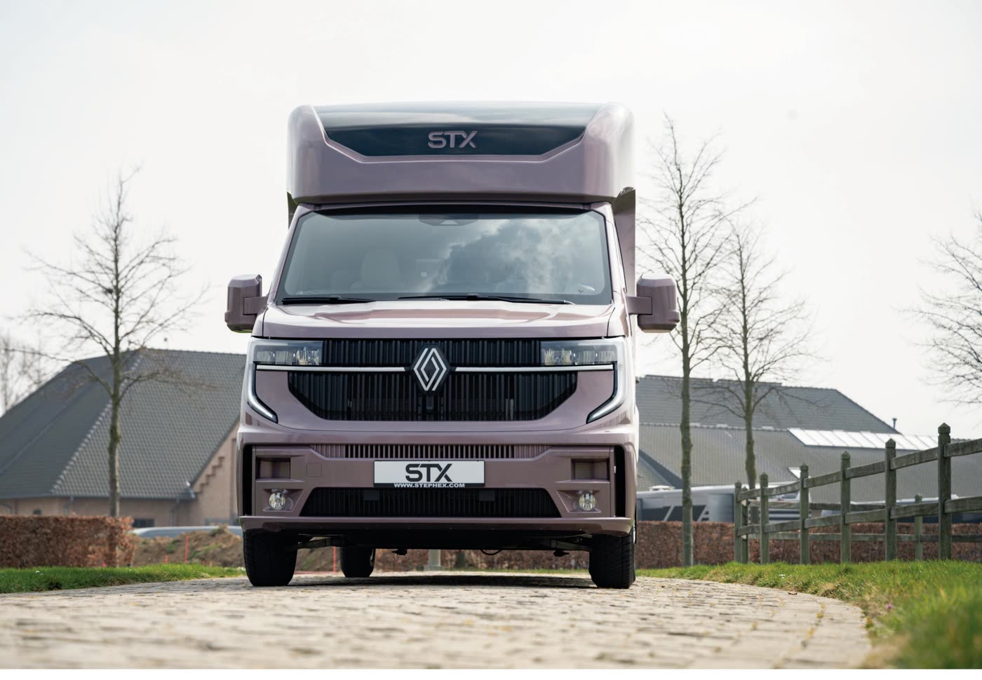STX 2 Horse lószállító kamion, előlnézetből, belgiumi tanyaudvaron