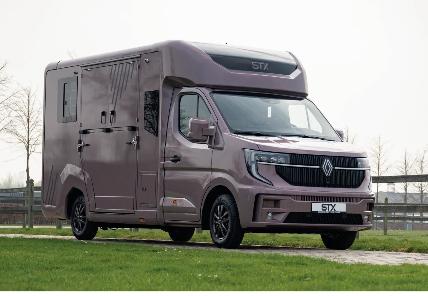 STX 2 Horse Renault Master alvázon, 3/4-es elölnézet