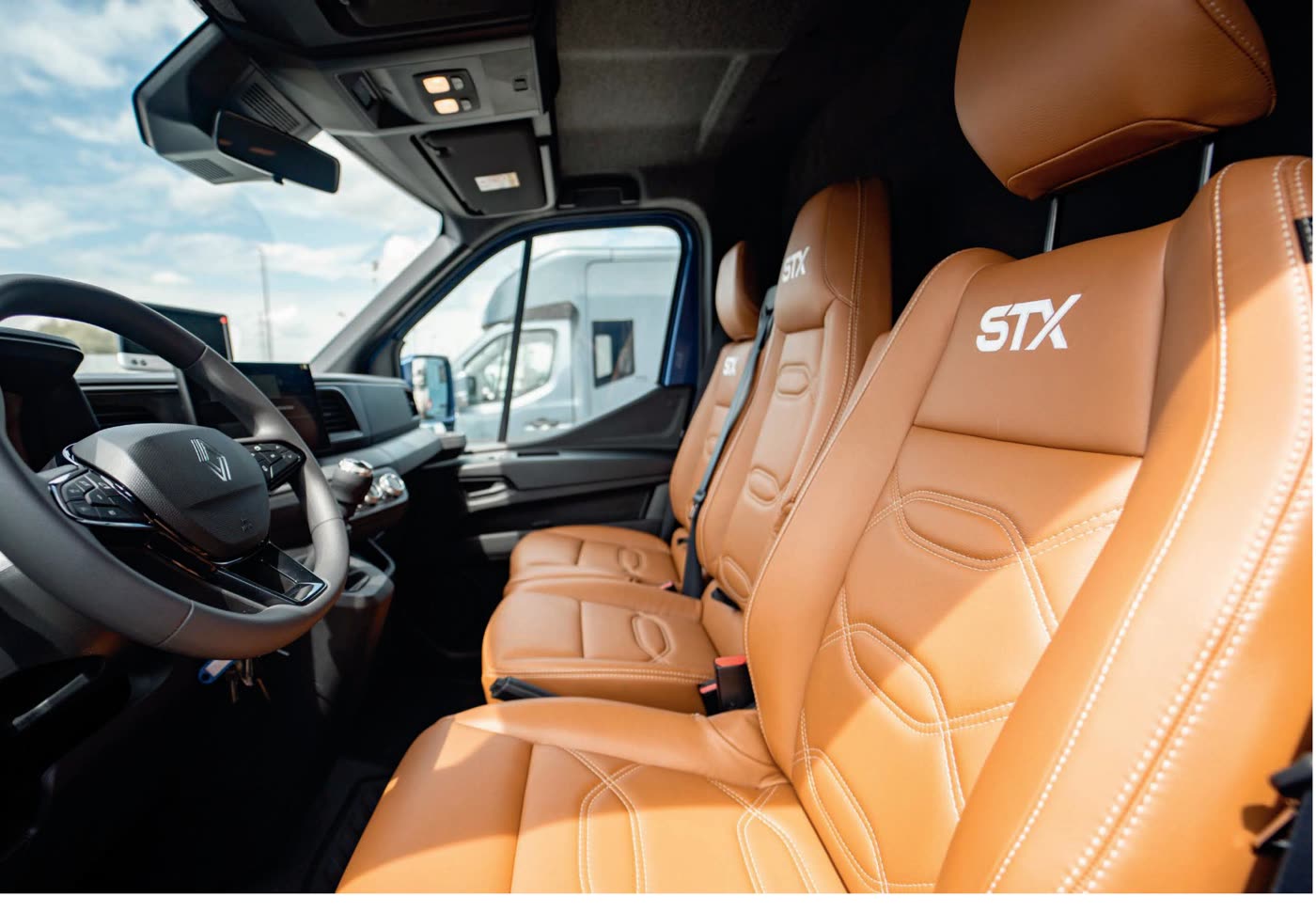 STX vezetőfülke bőr üléskárpittal és STX feliratú fejtámlával