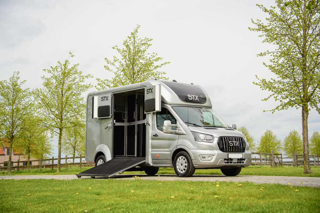STX 2 Horse lószállító Ford Transit alvázon