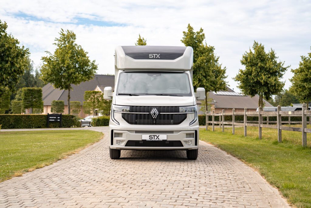 STX 2 Horse Renault Master E-Tech elektromos lószállító