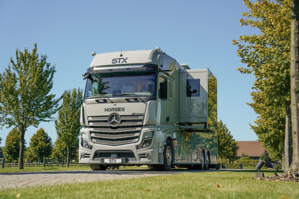 STX Mercedes-Benz Actros L lószállító kamion