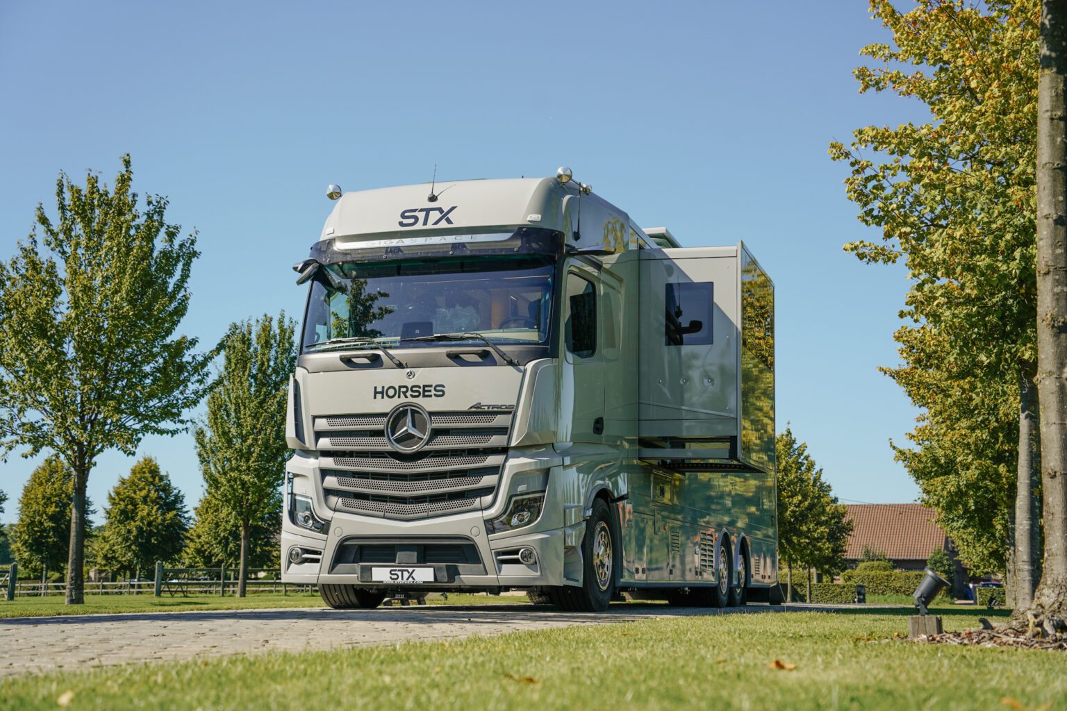 STX Mercedes-Benz Actros L lószállító kamion