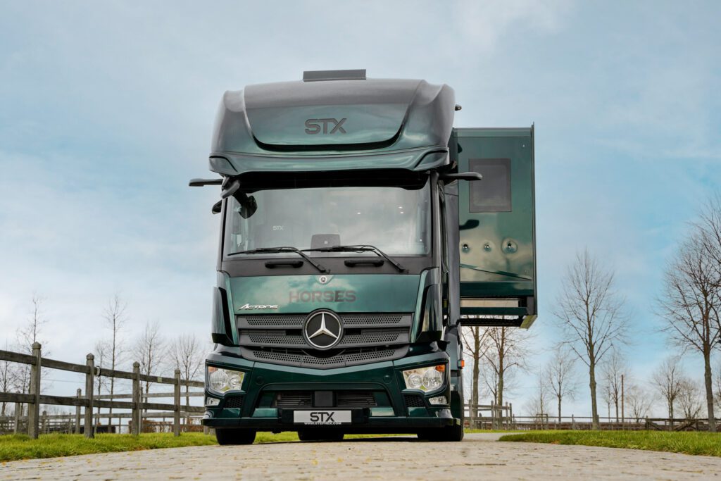 STX Mercedes-Benz Actros S lószállító kamion elölnézetből