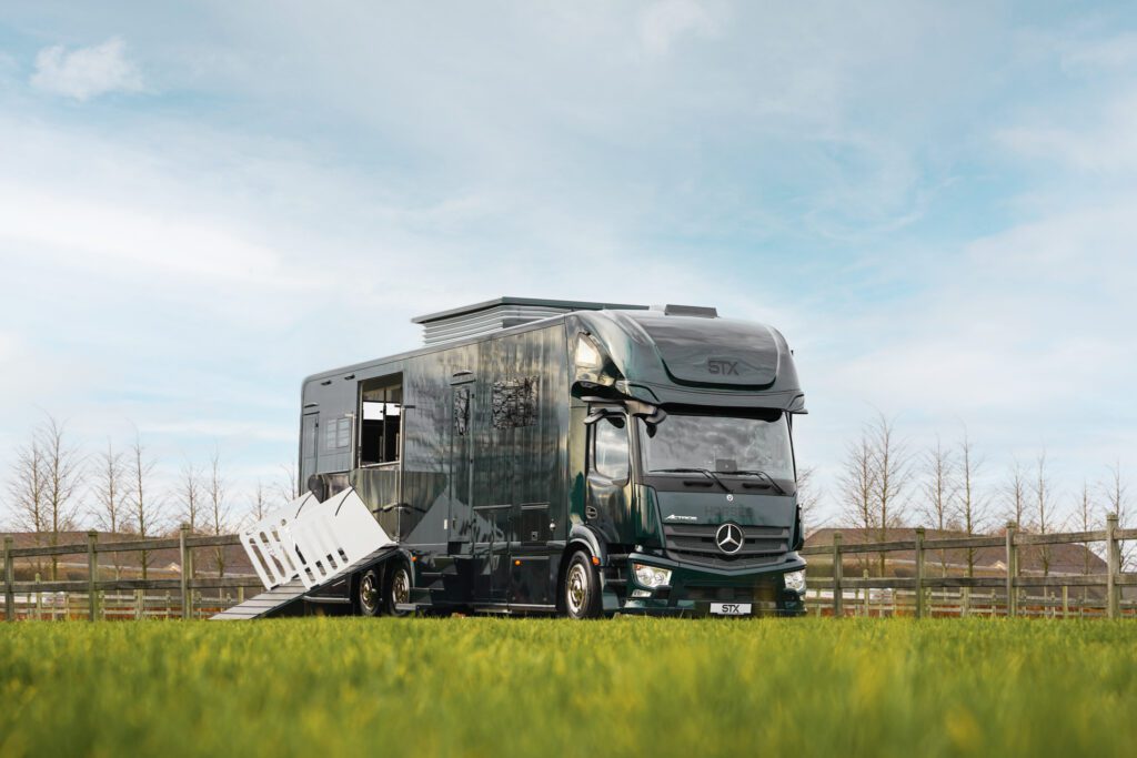 STX Mercedes-Benz Actros S lószállító kamion
