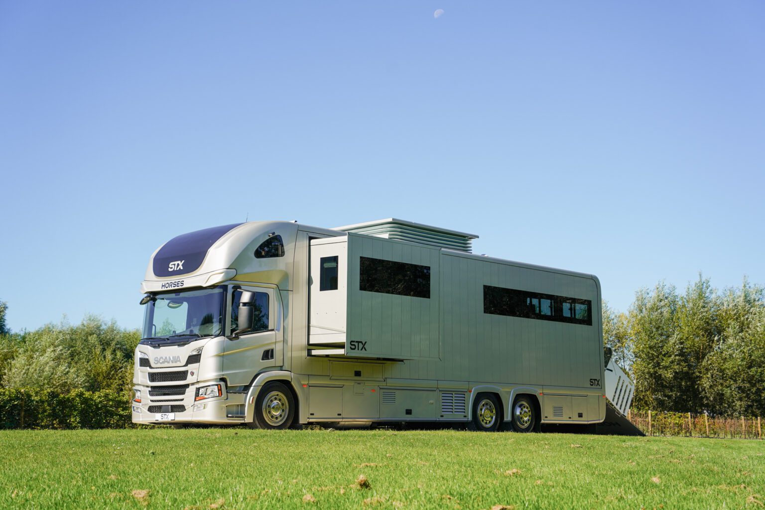 STX Scania P lószállító kamion