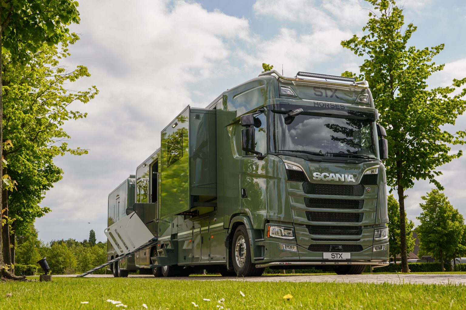 STX Scania S lószállító kamion